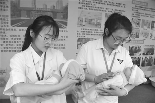 同学们在展示婴儿护理 本专题摄影山东商报·速豹新闻网记者王晓峰